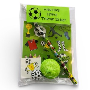 Voetbal traktatie met voetbalpotlood en snoep