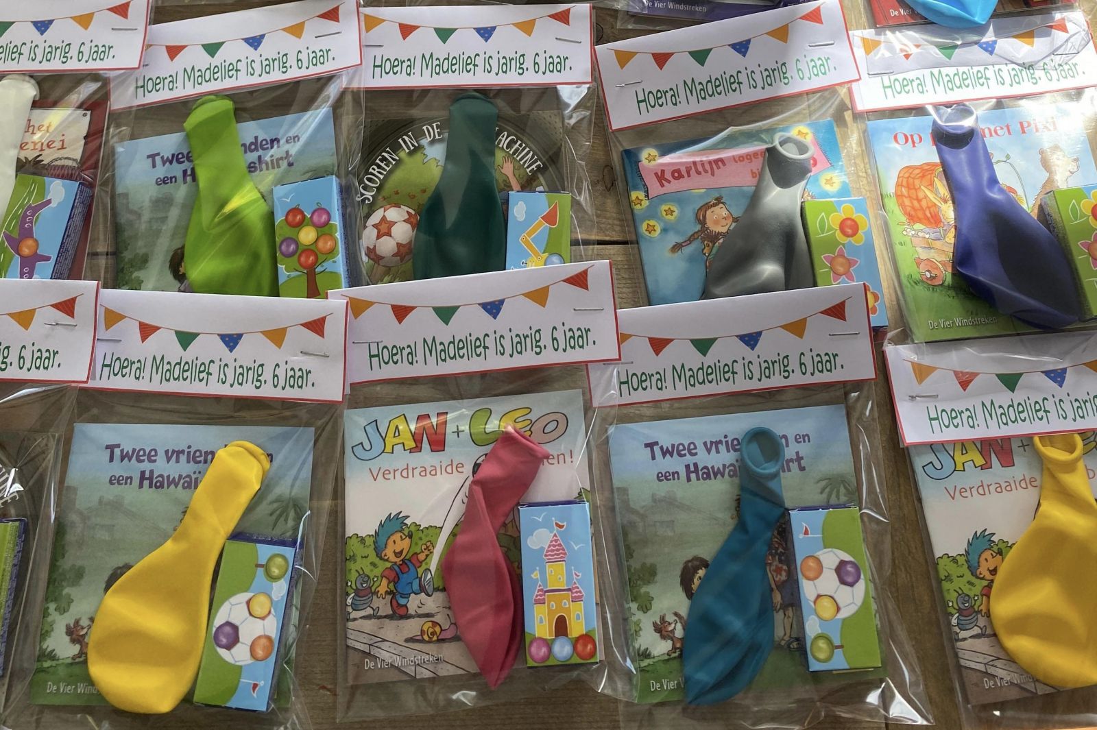 Uitdeelzakje met een klein cadeautje en iets lekkers