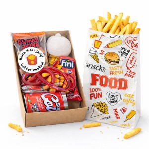 Patatbakje traktatie met frietchips, snoephamburger en spekbol