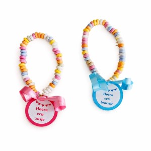 Snoepkettingen met roze en blauwe geboortekaartjes