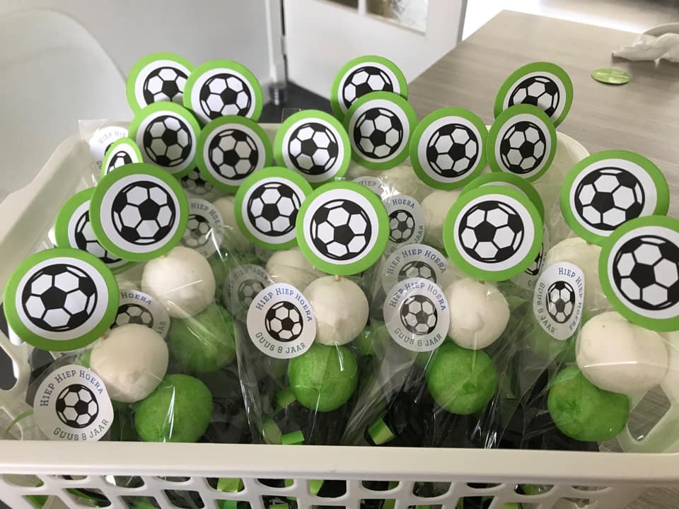 Spekspies traktatie in voetbalthema