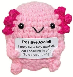 Positieve Axolotl Knuffeltje met Kaartje – Gehaakt Gelukspoppetje