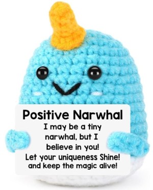 Positieve Narwal Knuffeltje met Kaartje – Gehaakt Gelukspoppetje